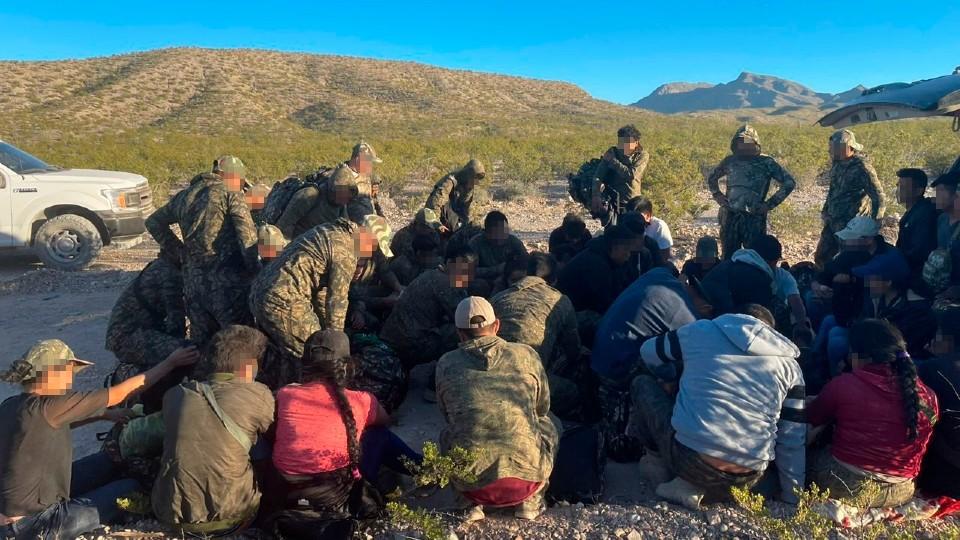 Localizan a 53 migrantes vivos en rancho de Chihuahua; había mujeres y menores