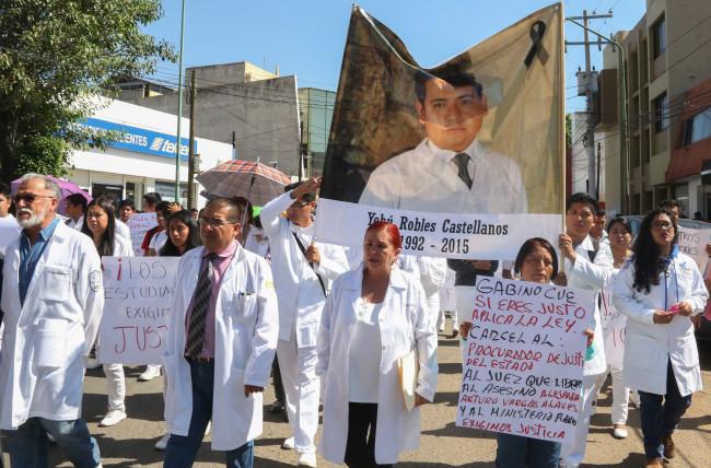 Extorsiones, secuestros, malos tratos y abusos laborales: los riesgos de ser médico en México