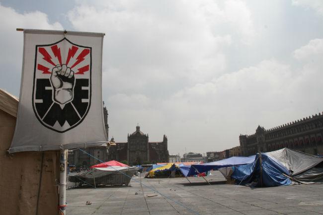 Electricistas se suman a plantón de la CNTE