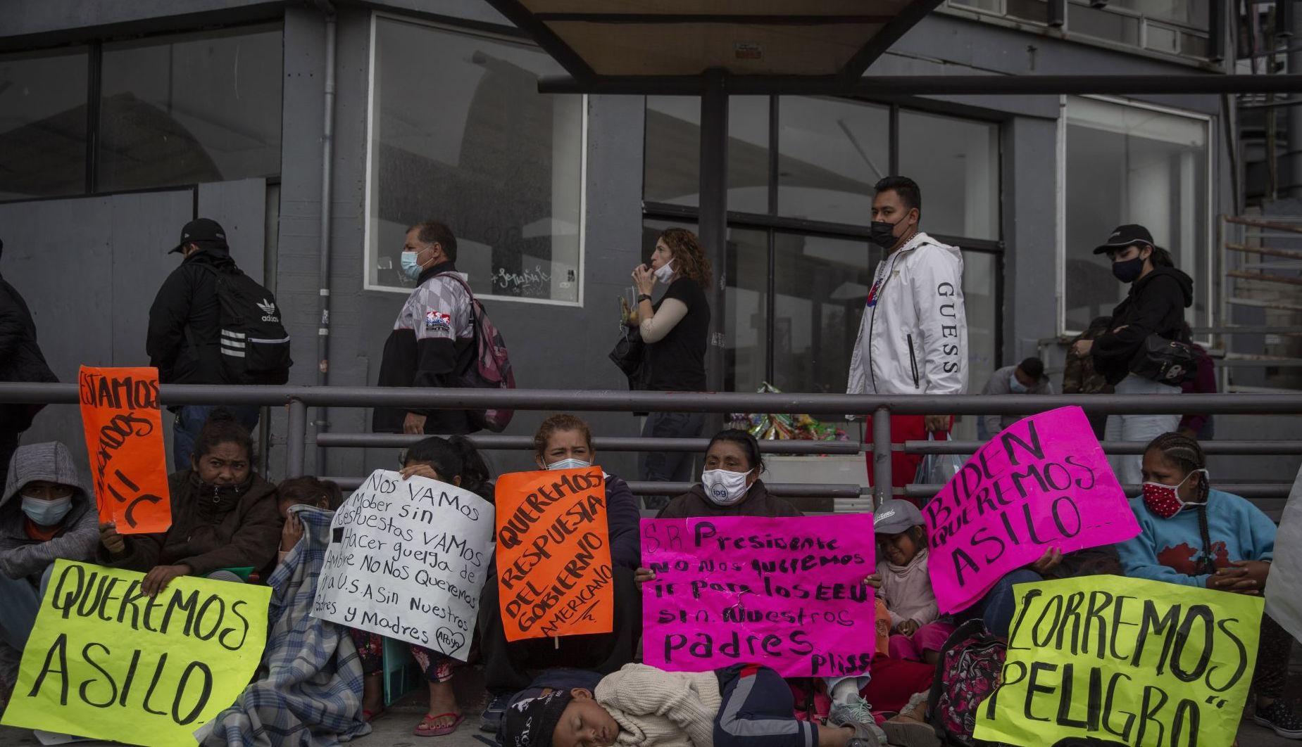 Juez de EU ordena suspender devolución de migrantes a México por medidas contra COVID