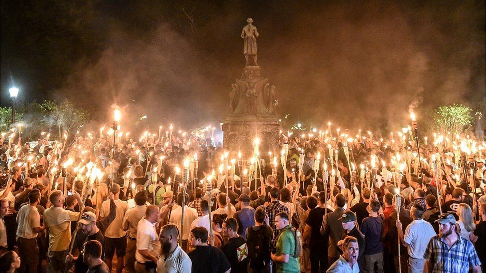 “Venían literalmente a matarnos”: Charlottesville, la violenta marcha de supremacistas blancos que revivió el odio racista en Estados Unidos