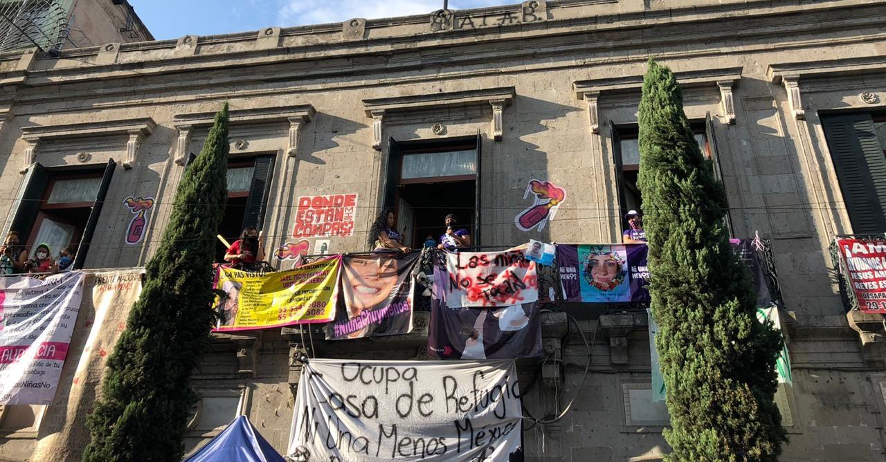 Colectivas feministas hacen ‘Antigrita’ de protesta en Refugio Ni Una Menos
