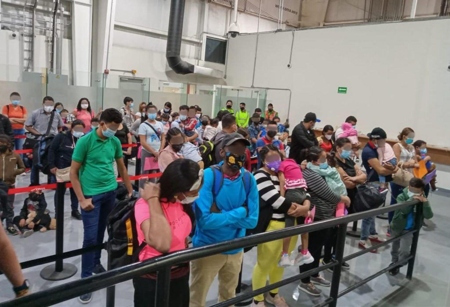INM detiene a 95 migrantes que se hicieron pasar como turistas en Aeropuerto de Monterrey