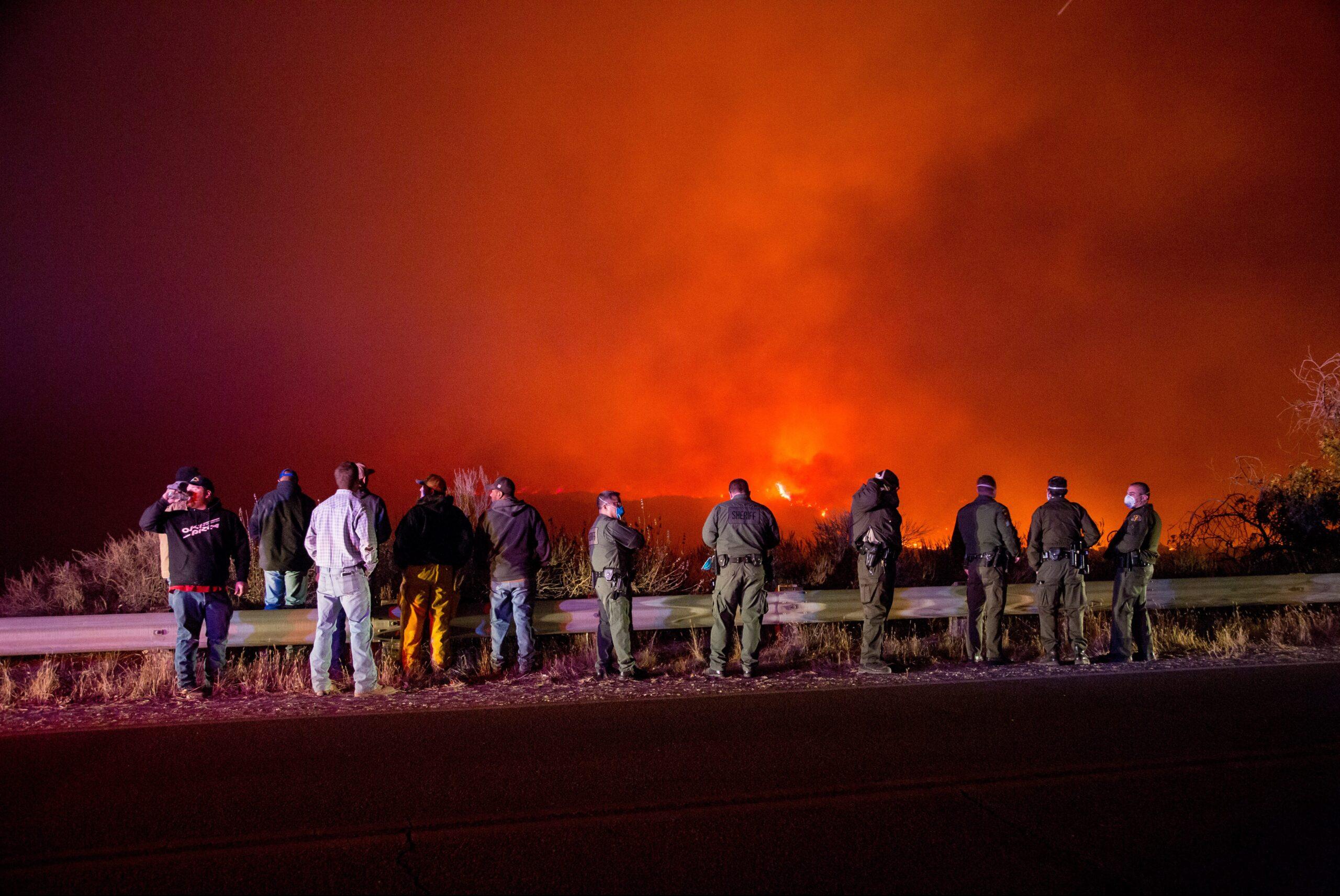Evacuan a más de 250 mil personas por incendios forestales en California (fotos y videos)