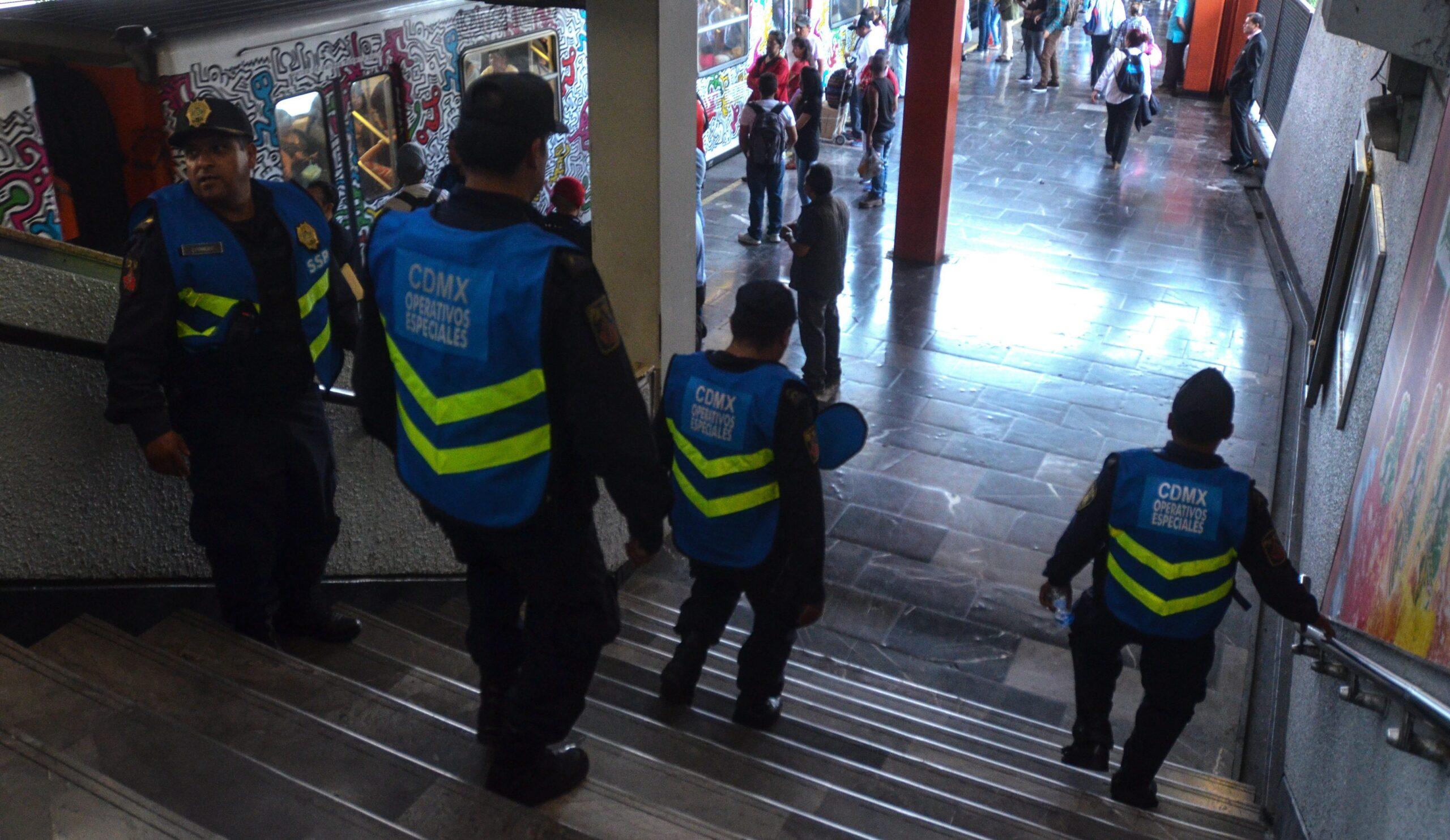 Asesinan a un hombre en acceso del Metro División del Norte, en la CDMX