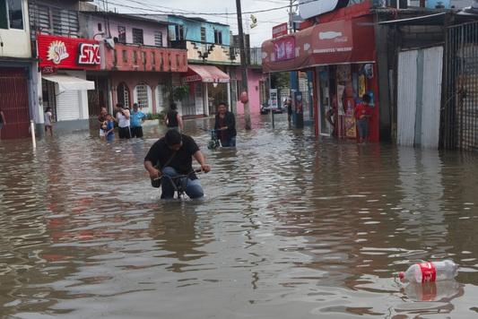 Vecinos exigen atención para Tabasco por las lluvias