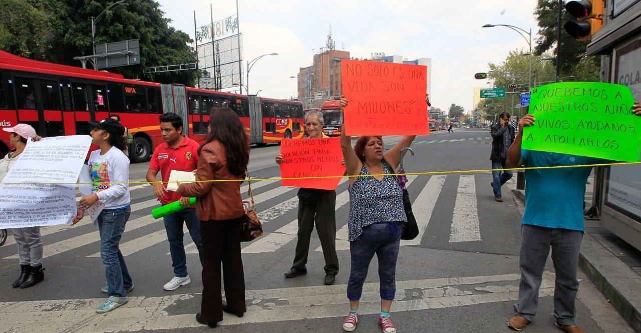 Con protestas del aeropuerto a Gobernación, padres de niños con cáncer logran promesa de abasto total