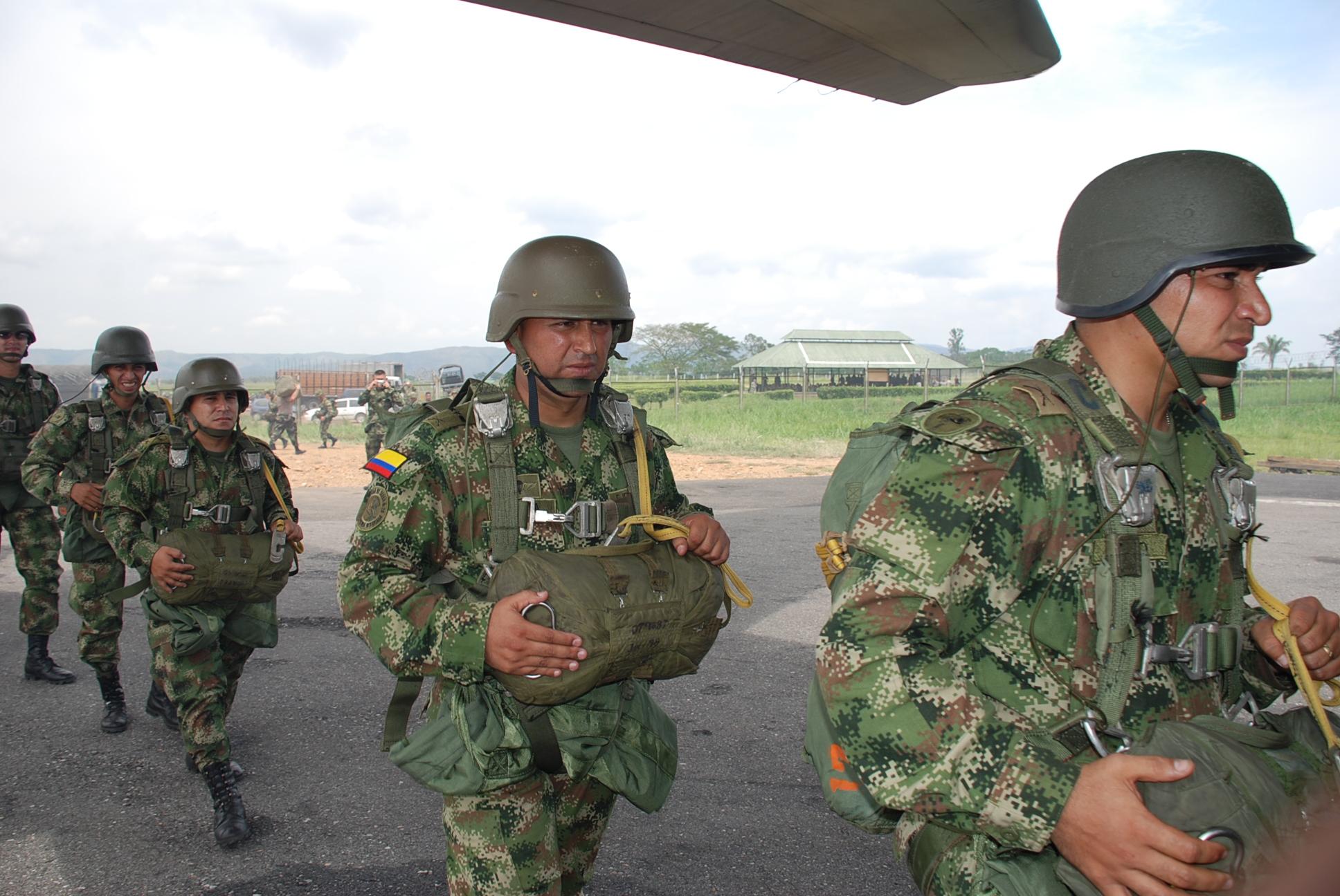 Exmilitares colombianos de élite entrenan a Los Zetas desde 2006