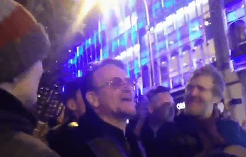 Bono cantó villancicos en las calles de Dublín