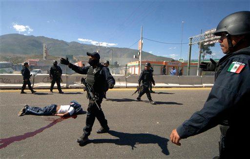 Arraigan a 12 policías por la muerte de normalistas