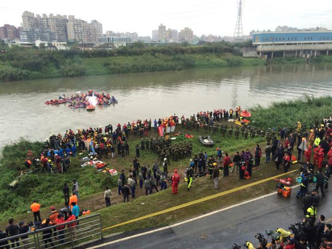 Un avión con 58 pasajeros se estrella en Taiwán; mueren 26