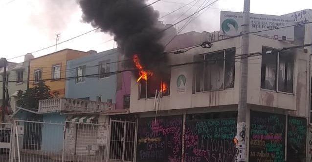 Mujeres acuden a la sede de la CODHEM en Ecatepec y provocan incendio en protesta por detenciones