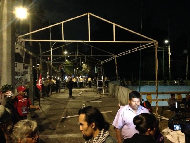 Padres de Ayotzinapa instalan plantón indefinido en Chivatito; exigen nombrar a nuevo fiscal