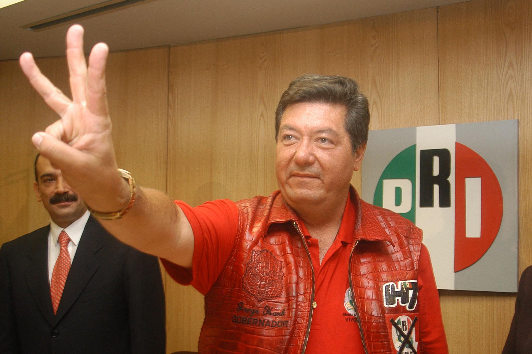 Hank Rhon ingresa a la SIEDO