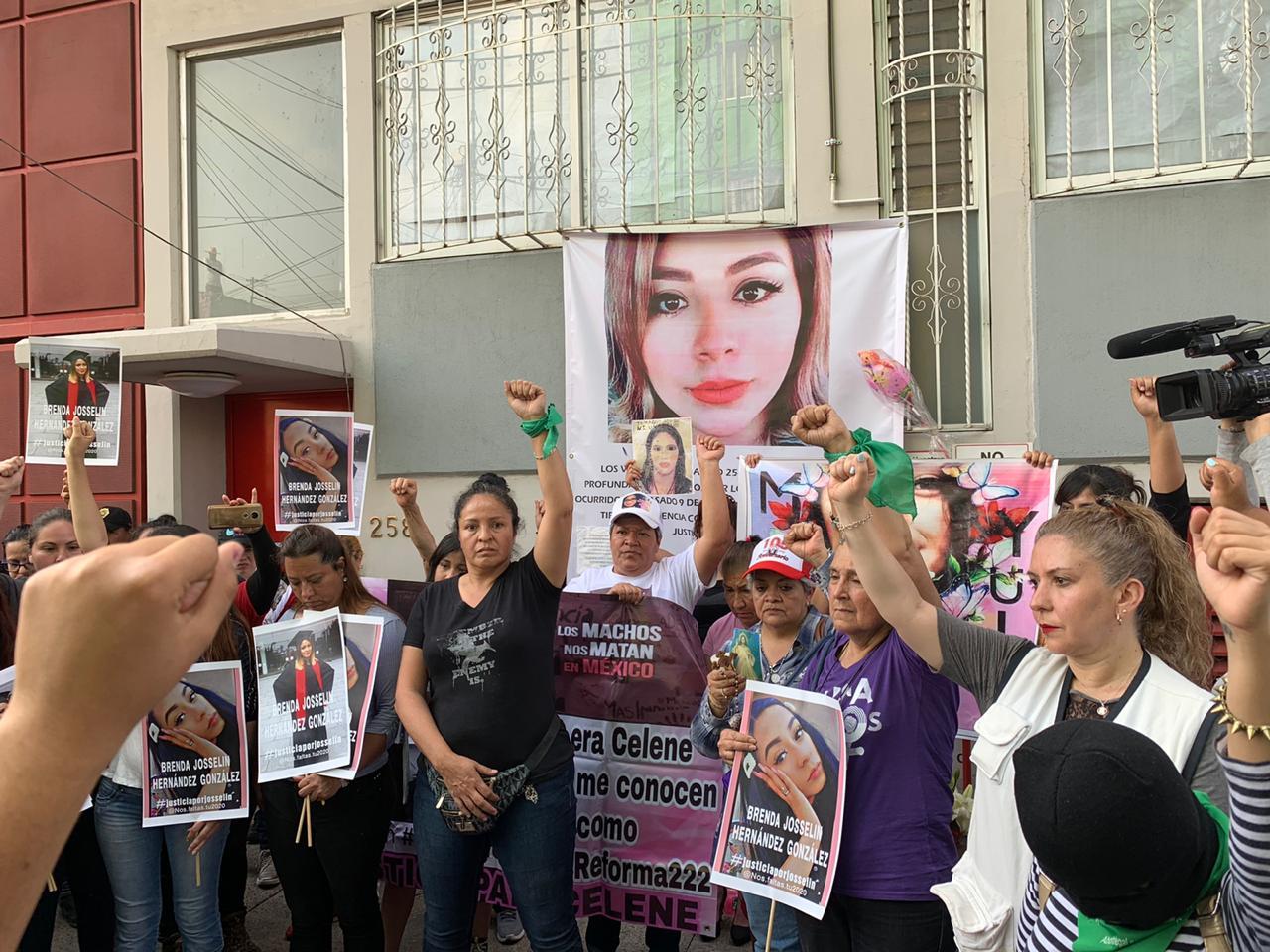 Con puño en alto, mujeres piden justica para Ingrid y todas las víctimas de feminicidio
