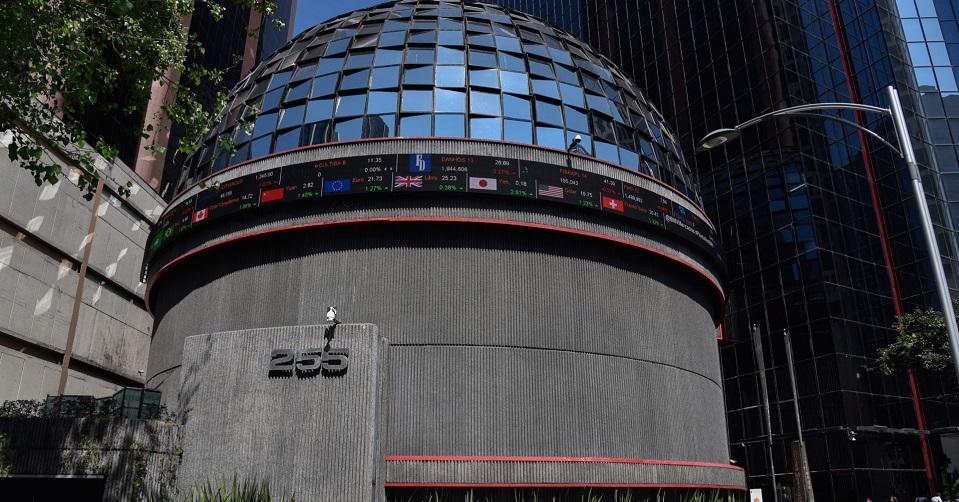 Wall Street ‘se hunde’ este jueves y arrastra a la Bolsa Mexicana; valor del peso cae 4%