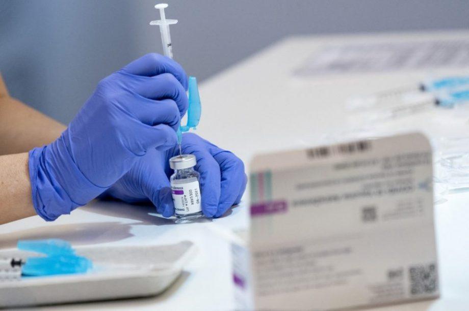 ‘Las ventajas son mayores que los riesgos’: OMS recomienda seguir vacunando con AstraZeneca