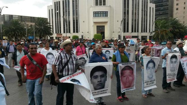 Papás de Ayotzinapa protestan frente a Televisa; piden derecho de réplica a cuatro medios