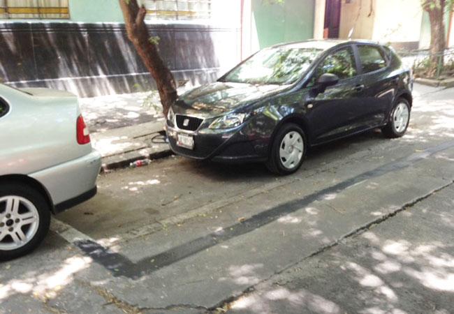 Franeleros “desaparecen” balizado de parquímetros en La Condesa