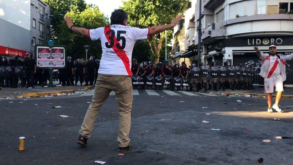 “Vergonzoso”, “capítulo triste”, “papelón”: reacciones a los disturbios que llevaron a postergar la final de la Copa Libertadores River vs. Boca
