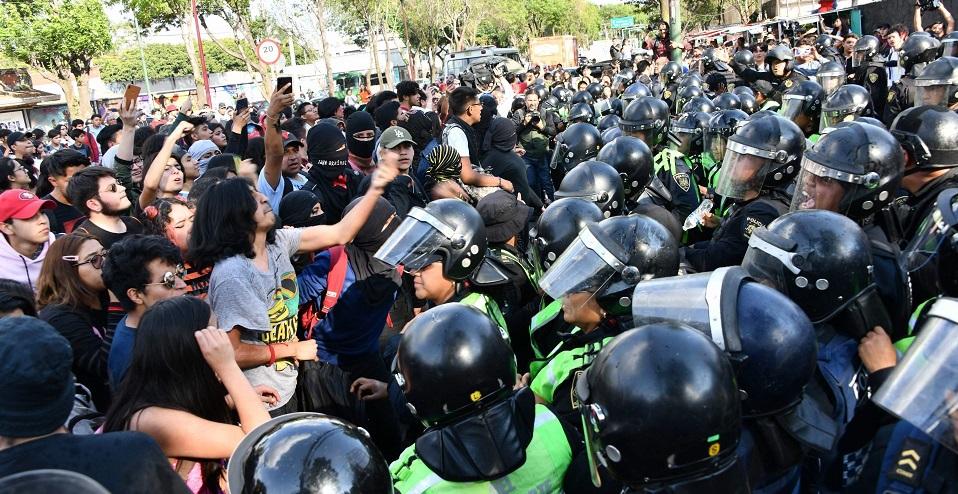 Conflicto en la UNAM: jóvenes que acudieron a tomar prepa 5 se encontraron con cerco de policías