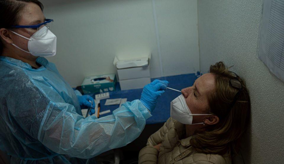 Salud registra reducción del 44% en casos de COVID en una semana