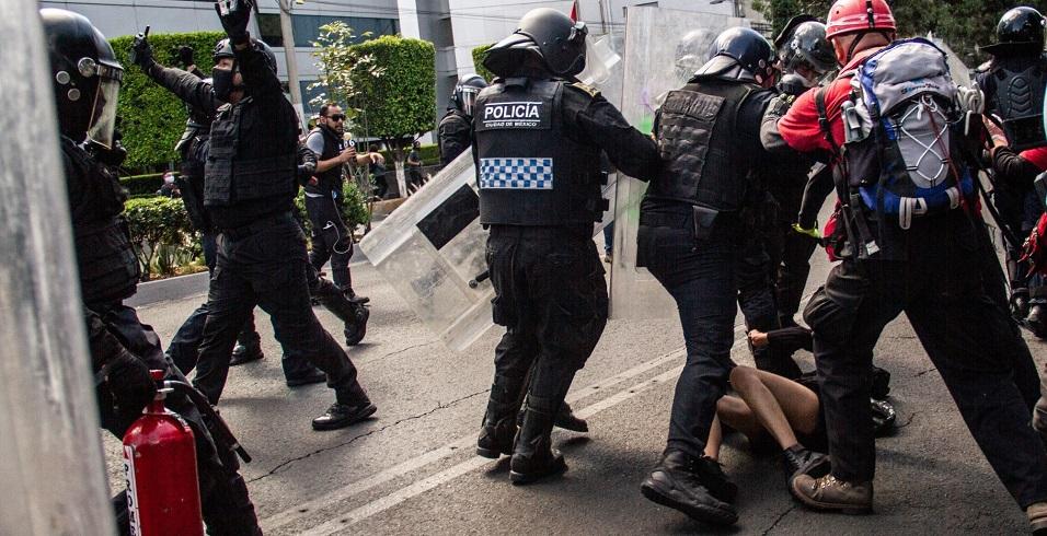 Vinculan a proceso a policías acusados de golpear a Melanie durante protesta en CDMX
