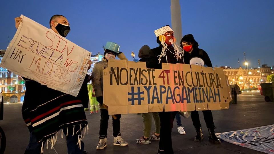 Estudiantes y profesores de la ENAH protestan frente a Palacio Nacional por falta de contrataciones y presupuesto