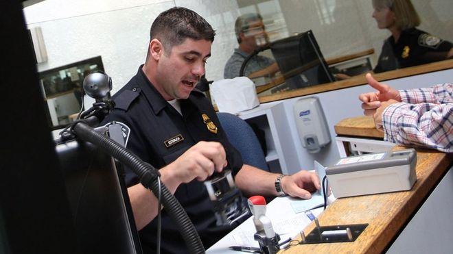 Cuáles son los extranjeros que más se quedan en EU tras expirar su visa (y no son los mexicanos)