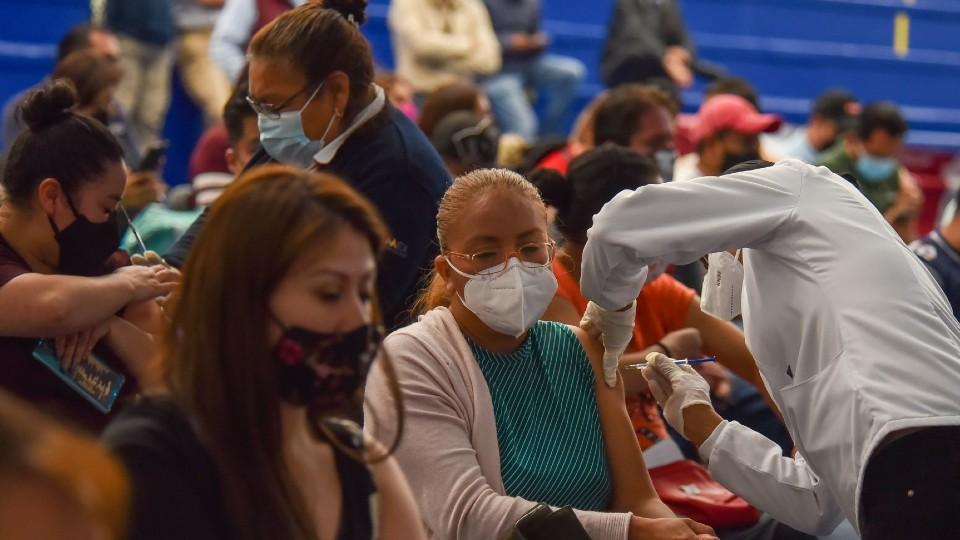 AMLO anuncia vacunación masiva en 5 estados para frenar tercera ola de COVID