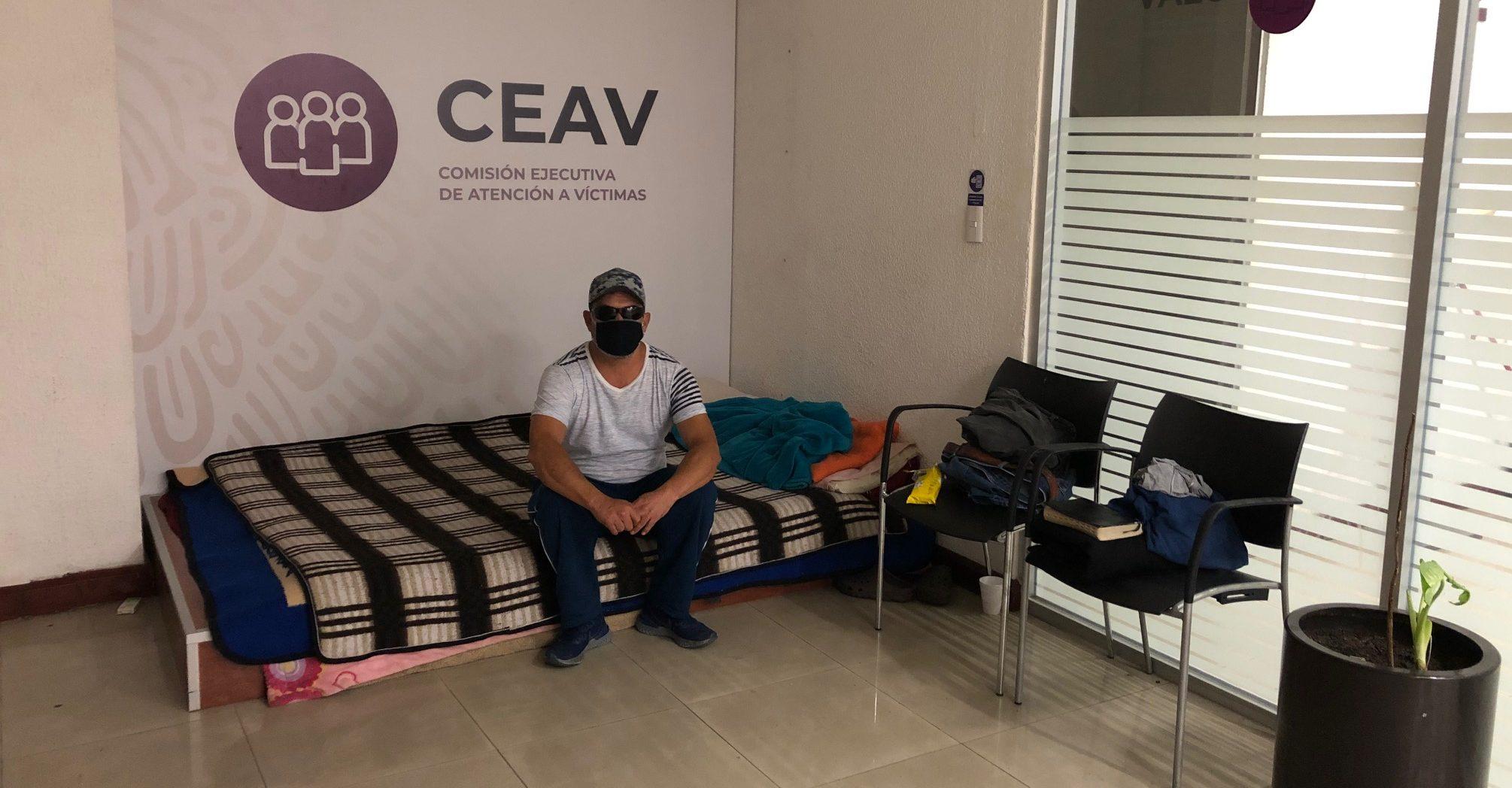 La otra toma de víctimas: cumple 7 meses plantón en lobby de la CEAV