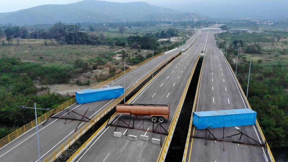La ayuda humanitaria y el puente Tienditas: por qué el millonario cruce ente Colombia y Venezuela nunca fue inaugurado (y qué dice eso de la actual relación entre ambos países)