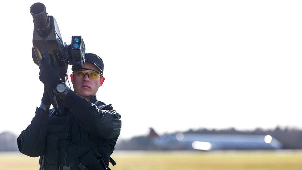 Cómo un dron puede paralizar un aeropuerto entero (y cómo se gestiona esta amenaza en distintos países)