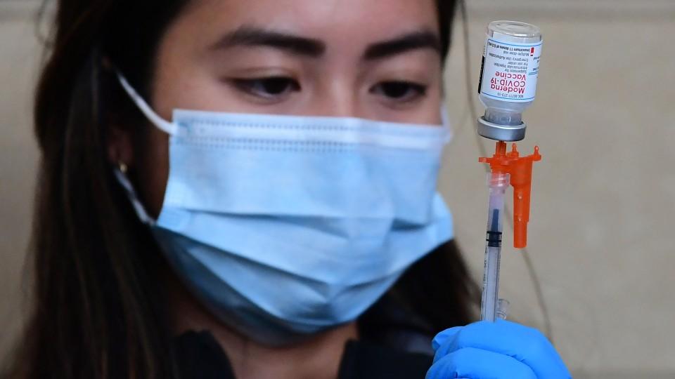 EU autoriza vacuna COVID de Pfizer y Moderna adaptada para ómicron