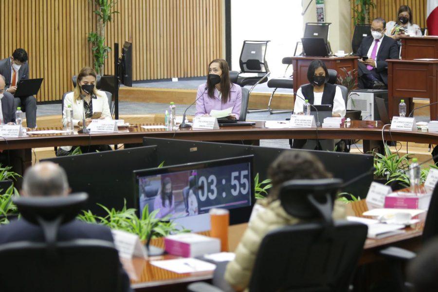 Instituciones y funcionarios promocionan la consulta de revocación en plena jornada; el INE emite sanción