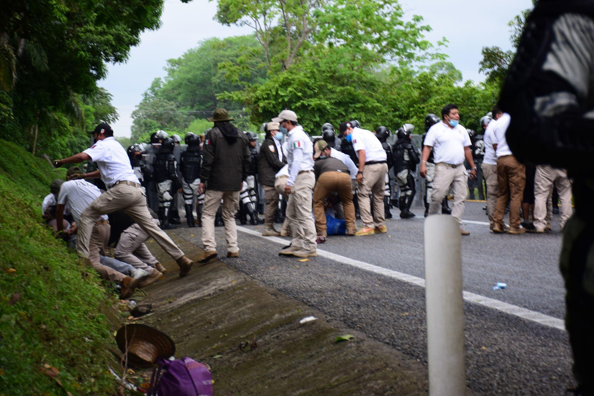Guardia Nacional impide paso de caravana migrante en Chiapas; hay 80 detenidos