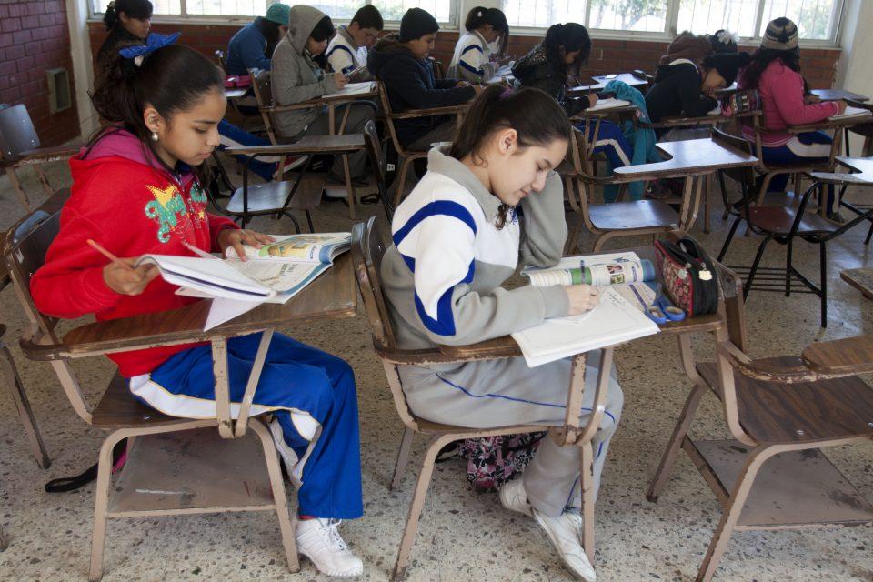 A los niños les gusta leer, pero el sistema les quita las ganas: autor de libros para menores