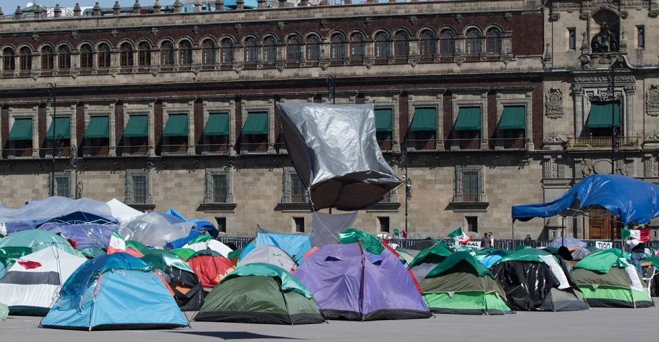 Manifestantes exigen liberación del Zócalo y tratan de quitar vallas; interviene la policía
