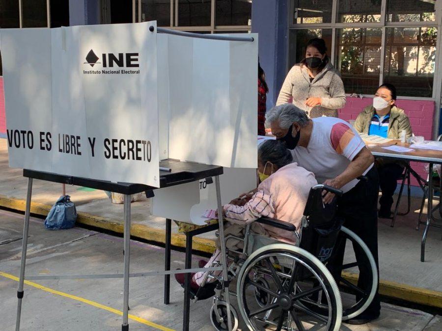 Revocación de mandato: la participación de adultos mayores marca la primera parte de la jornada