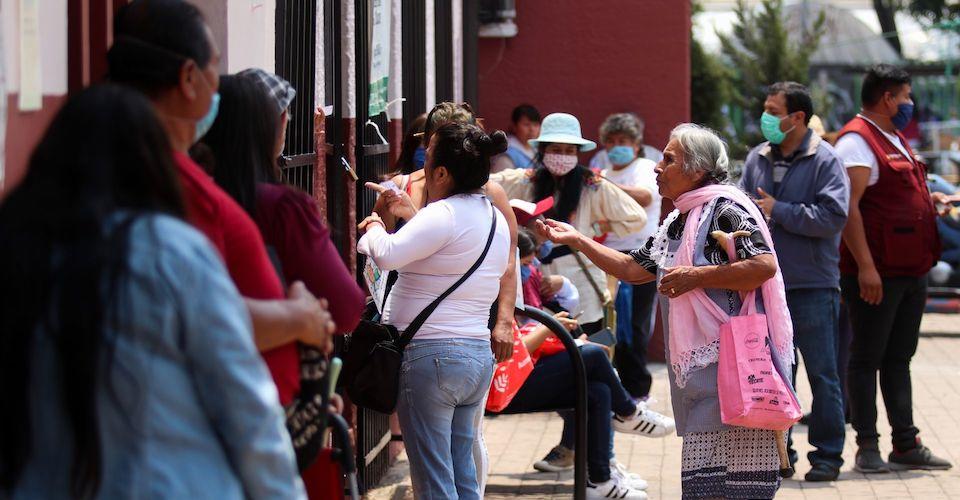 Bienestar habilitará más centros para tramitar pensión universal, ante largas filas