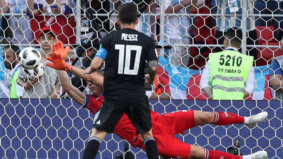 Hannes Halldórsson: el arquero cineasta de Islandia que arruinó el debut de Messi y Argentina (y su equipo dirigido por un dentista)