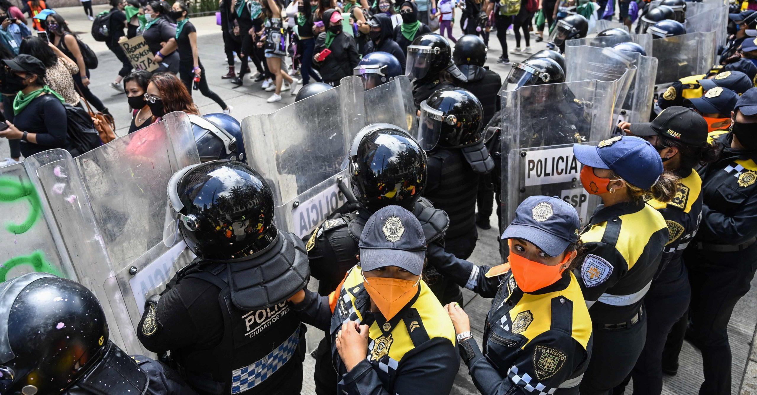 ‘¿Eso es feminismo?’: Sheinbaum condena violencia contra mujeres policía y defiende operativo del #28S