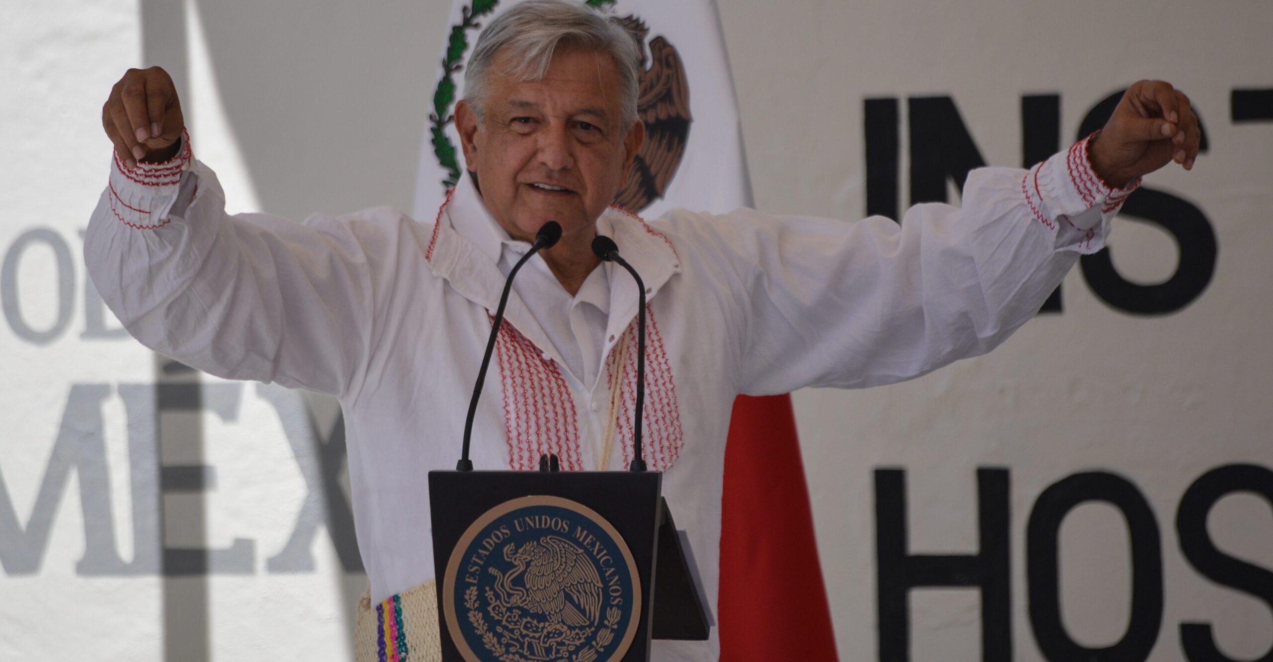 AMLO otorga el 74% de los contratos por adjudicación directa al igual que EPN y Calderón