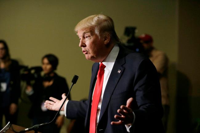 Trump defiende la expulsión del periodista Jorge Ramos de su conferencia de prensa