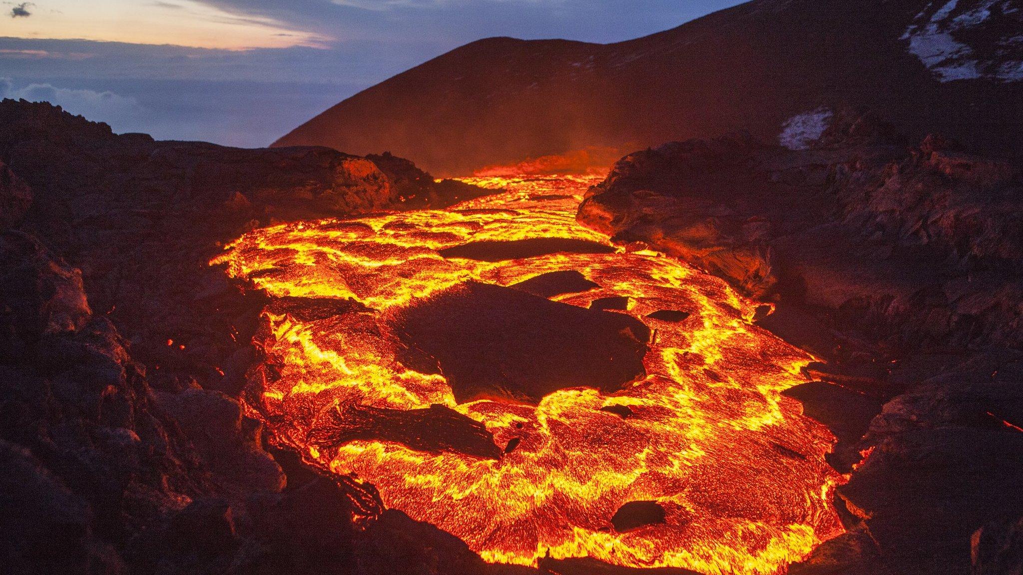 ¿Por qué es tan complicado detener la lava de un volcán en erupción?