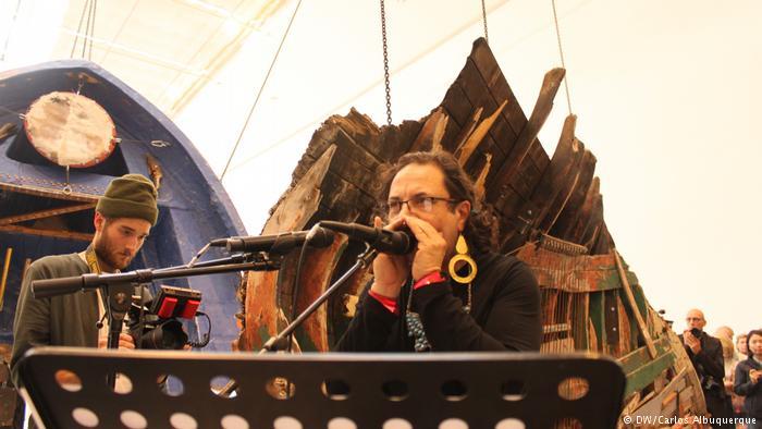 Guillermo Galindo, el artista mexicano que hace música con objetos perdidos por migrantes
