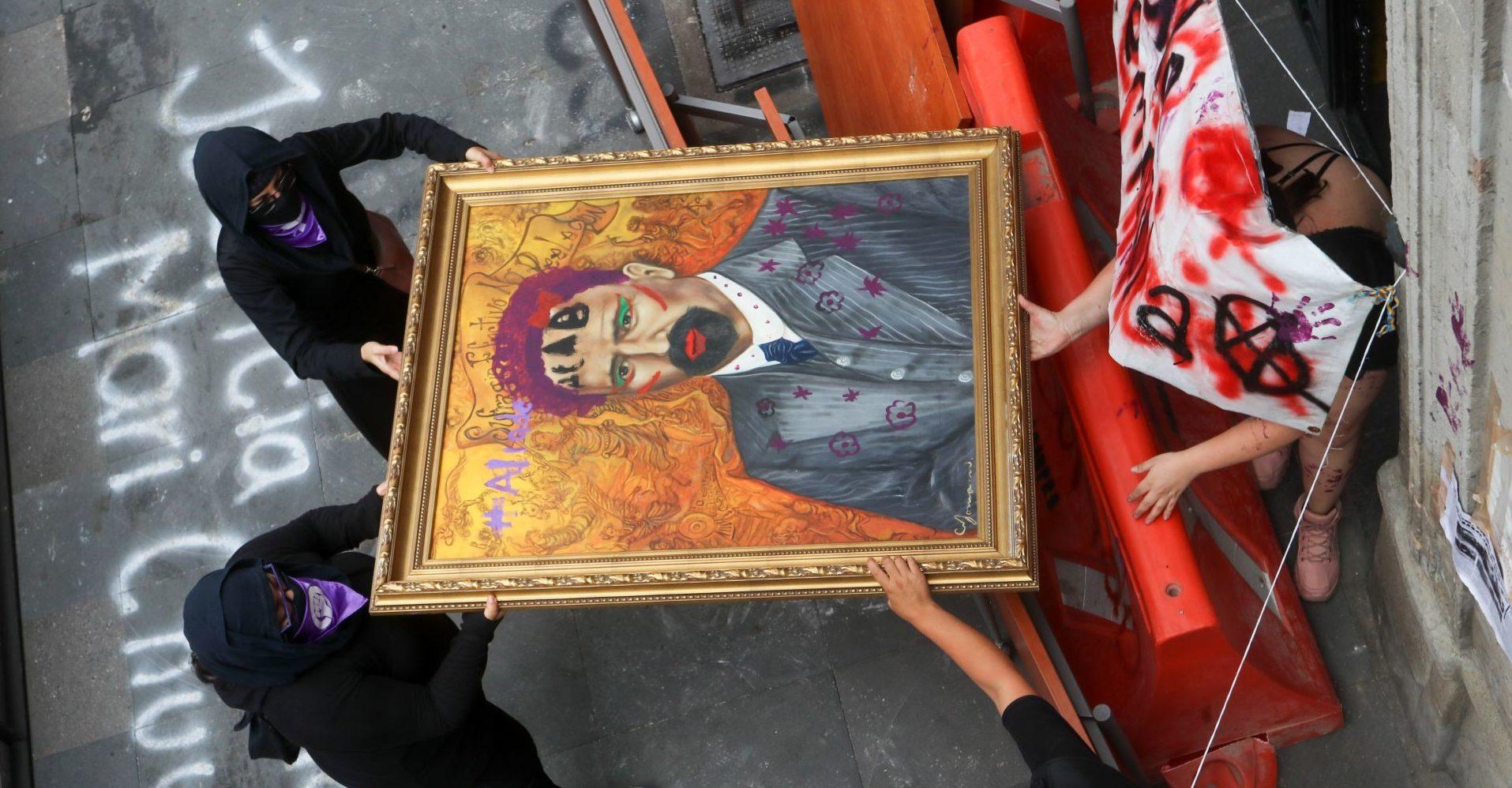 Es vandalismo: AMLO critica protesta de mujeres que tomaron oficinas de la CNDH