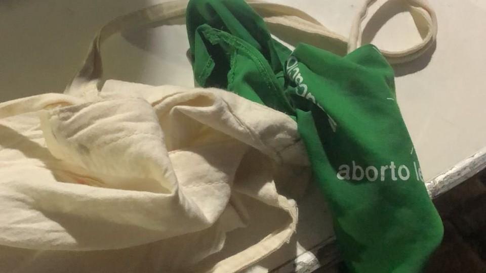 Por usar un pañuelo verde, policías impiden el paso al zócalo a una mujer en Tlaxcala