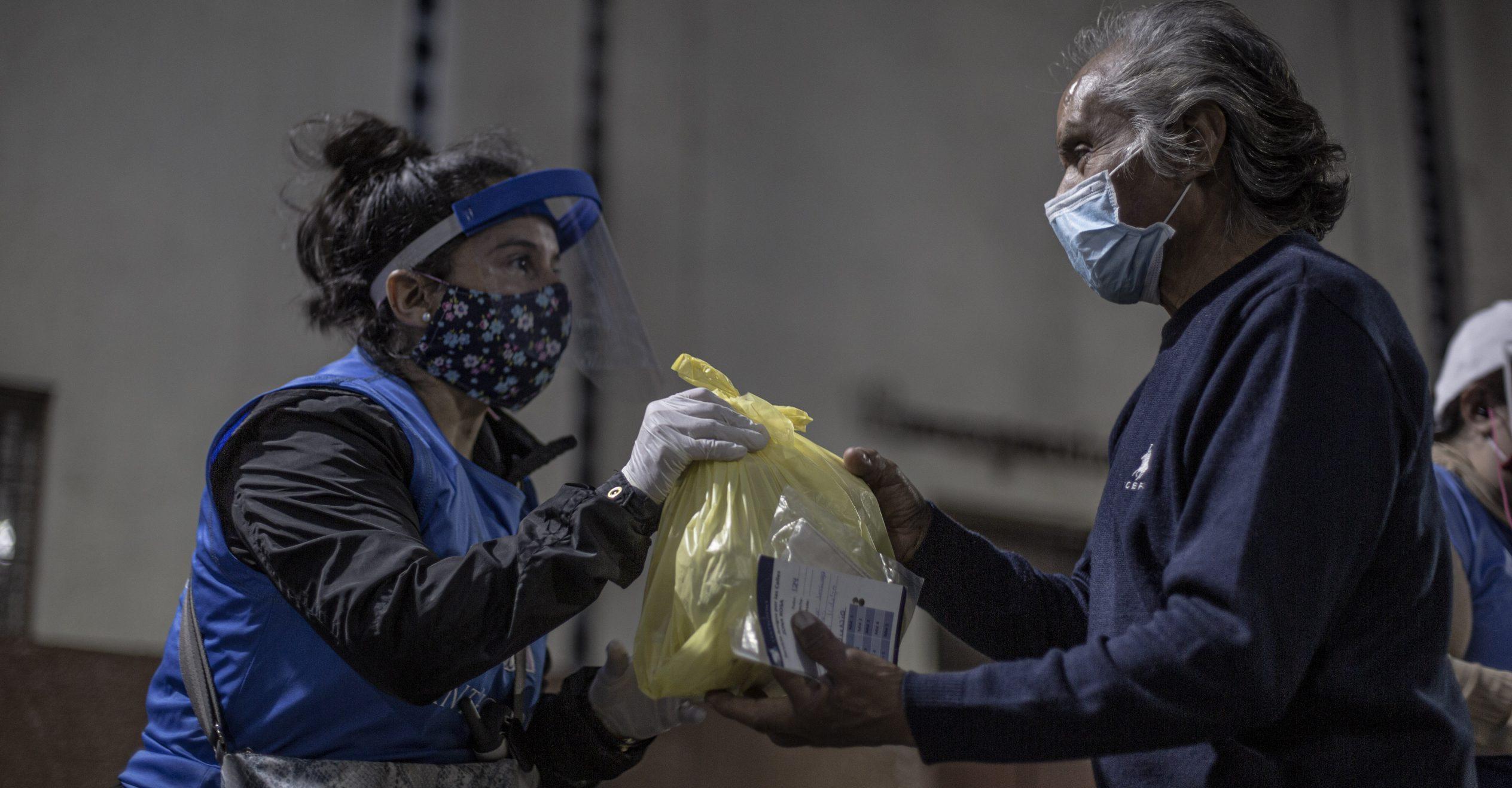 ONG que reparten comida aumentan sus ayudas ante crisis por COVID-19