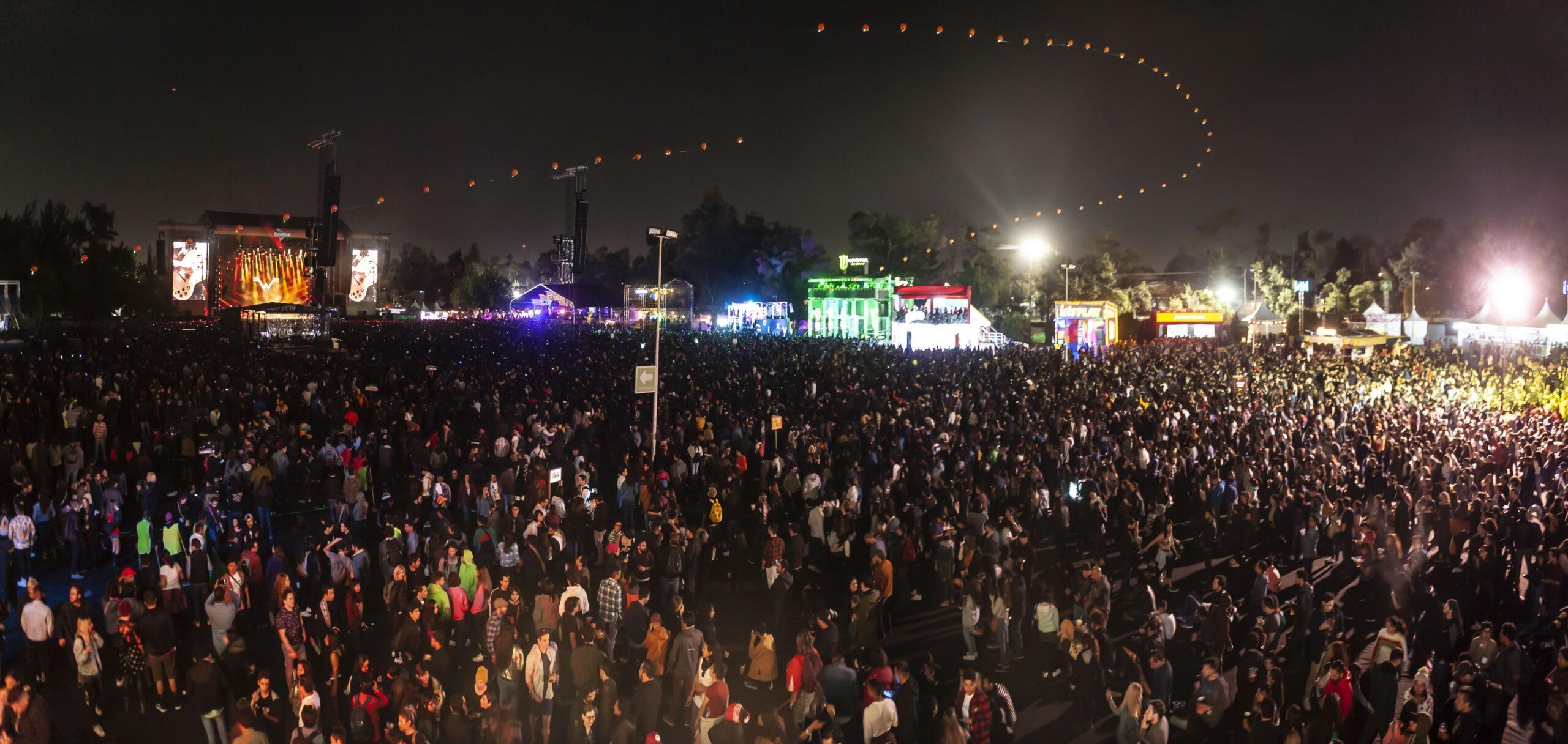 Globos, escenarios abarrotados y muchas filas: Así fue el primer día del Corona Capital 2019